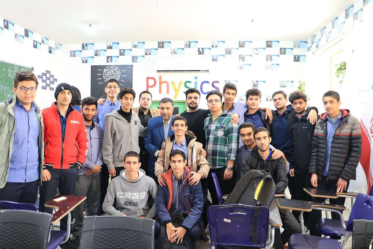 رونمایی از اولین کلاس تخصصی درس فیزیک در مجتمع آموزشی حضرت جوادالائمه(ع)